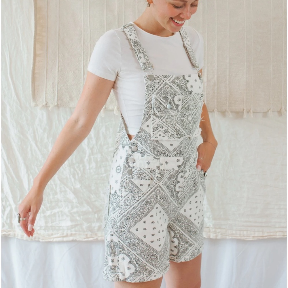POL White and Gray Patterned Overalls